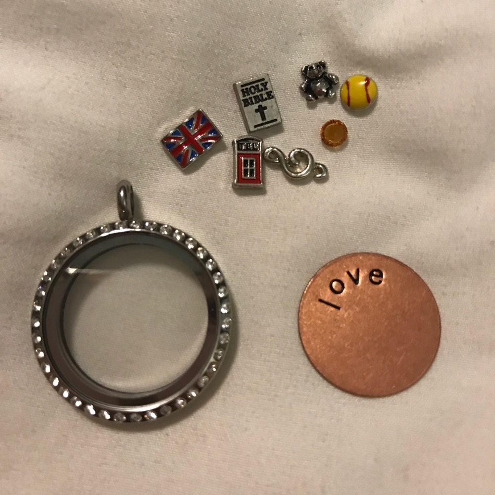 3/$15💠 Sh Brand Charm Necklace Pendant
